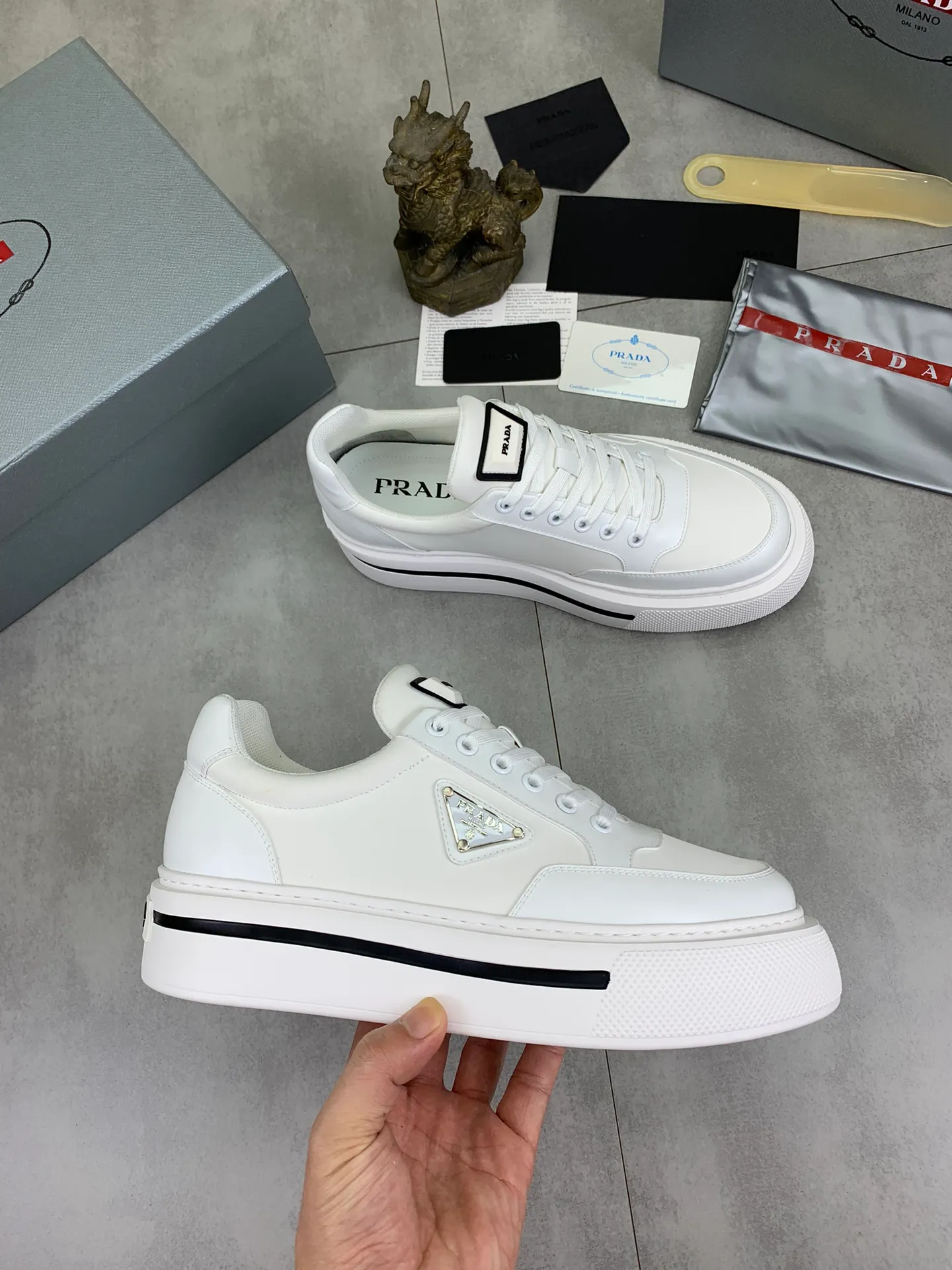 Men's shoes 💰P580 new (higher version) new models are available at PRADA counters simultaneously, new men's shoes, 😘 fabrics are selected from original calfskin. First layer of imported silk cowhide lining. The original version is awesome! 👍🏿Original open-molded non-slip PU outsole, with exquisite lines, simple and elegant, super comfortable and classy on foot, suitable for leisure travel. Code number: 38 to 44 (45 customized) 4️⃣ colors available